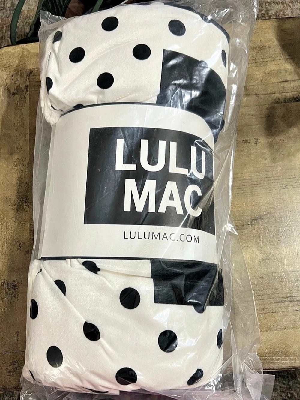 NWT in original wrapping. Lulu Mac Polka Dot Sherpa Blanket White & Black